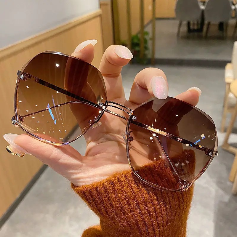 Women Fashion Glasses - แว่นกันแดดโลหะทรงหลายเหลี่ยมดีไซน์แบรนด์แฟชั่นใหม่ สไตล์เรโทรสำหรับผู้หญิง แว่นตาคลาสสิกสุดหรูสำหรับขับรถและท่องเที่ยว ป้องกันรังสียูวี 400